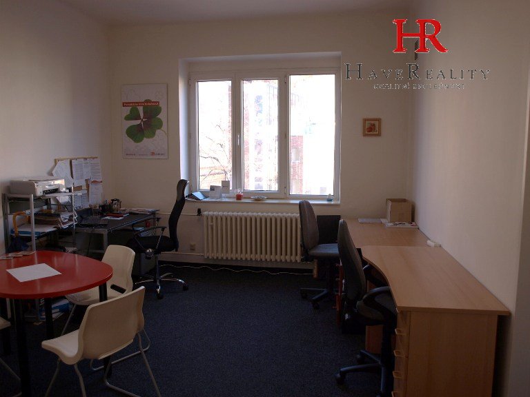Pronájem dvou kanceláří, s vlastní chodbou, balkonem a samostatným WC 50  m2, Praha, ul. Radlická