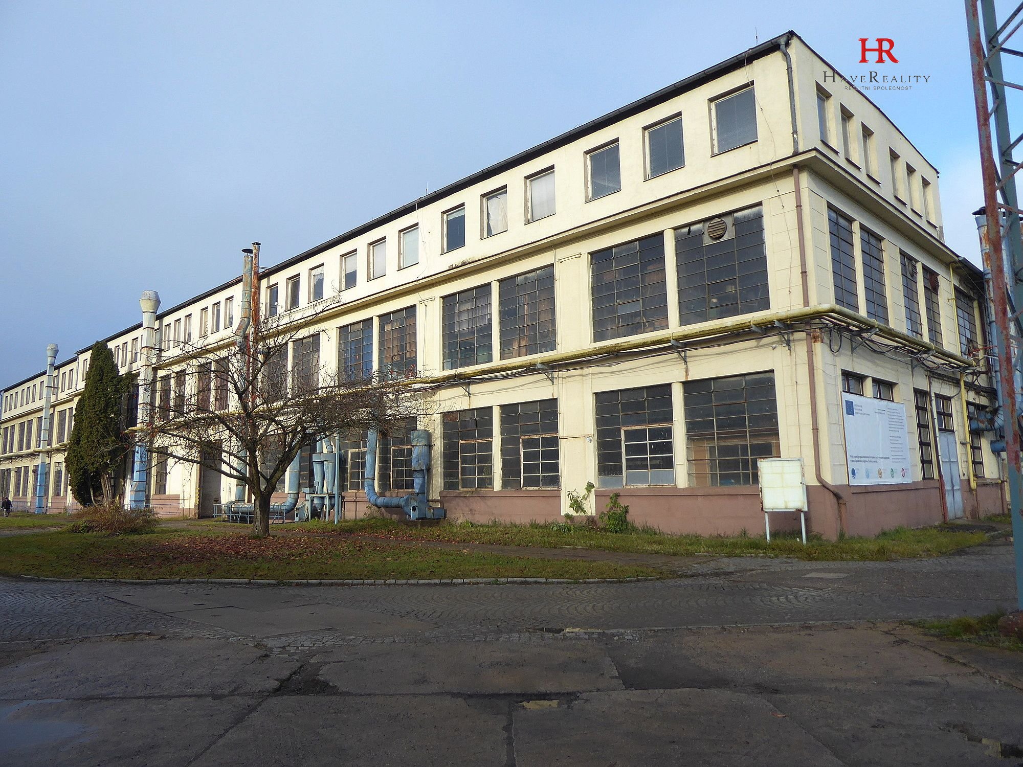 Nabízíme k pronájmu skladovací, výrobní průmyslovou halu, zastavěná plocha 7.498 m2, Týnec nad Sázavou, okr. Benešov