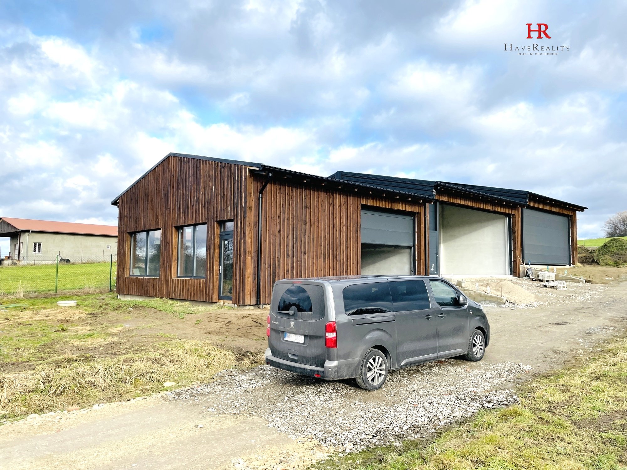 Pronájem komerčního objektu 300 m2, pozemek 1.800 m2, Bystřice, okr. Benešov.