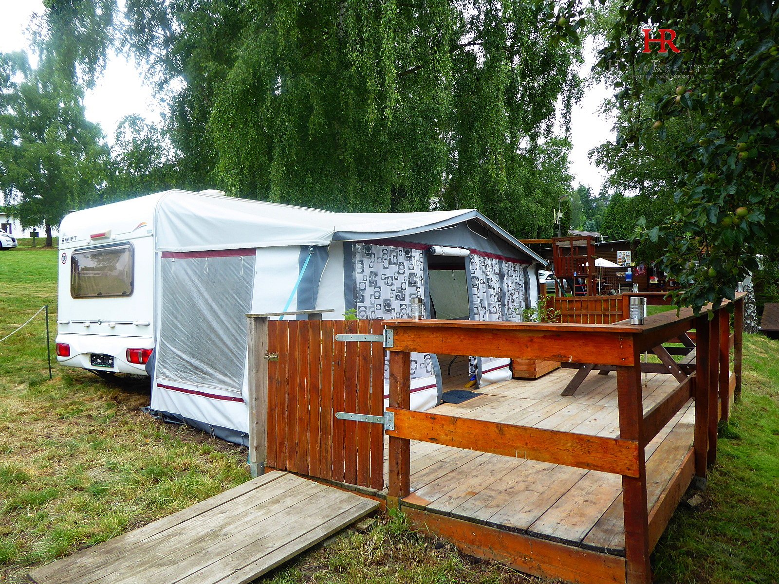 Nabízíme k prodeji karavan s předstanem a terasou, 30 m2, Slapy, okr. Praha-západ