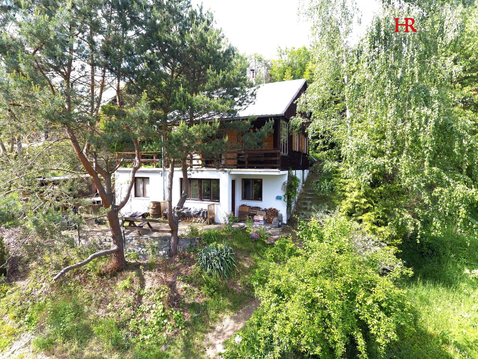 Nabízíme velmi pěknou, prostornou chatu 3+1, 94 m2, terasa 31 m2, pozemek 472 m2, Čeřenice, Sázava, okr. Benešov