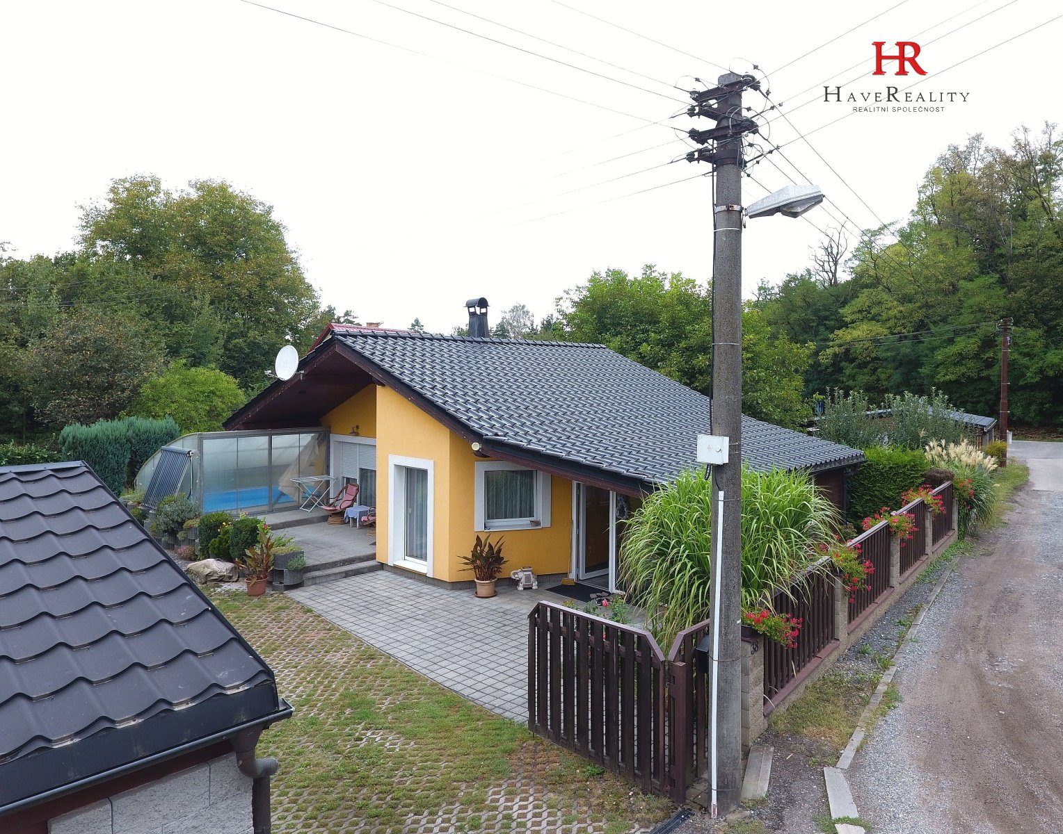 Nabízíme velmi pěkný dům 2+kk, 82 m2, bazén, parkování, pozemek 512 m2, okr.  Benešov