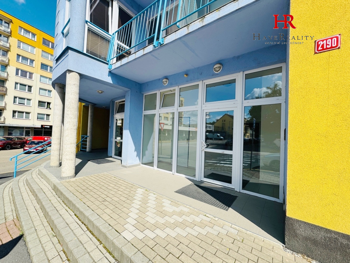 Pronájem bytu 2+kk, 50 m2 s balkonem, komorou, sklepem a vlastním parkovacím stáním v Benešově.