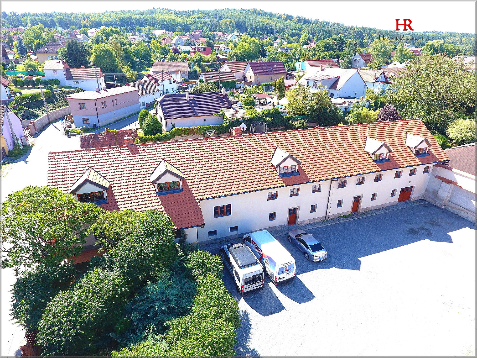 Prodej domu, 5 garáží, prostorné nádvoří, zahrada, pozemek 2.456 m2, Psáry, Praha – západ