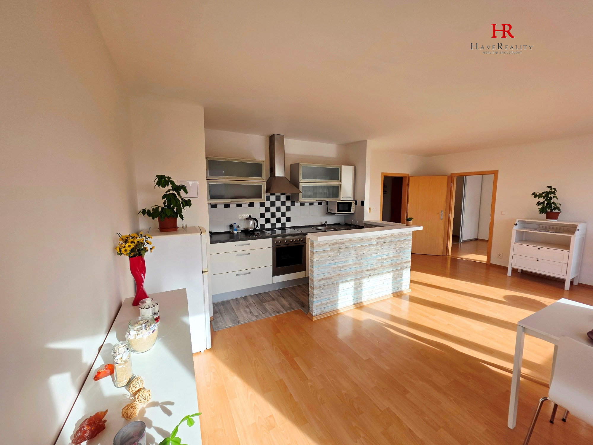 Pronájem slunného, prostorného bytu 2+kk, 60 m2, OV, cihla, Praha Letňany, ulice Místecká